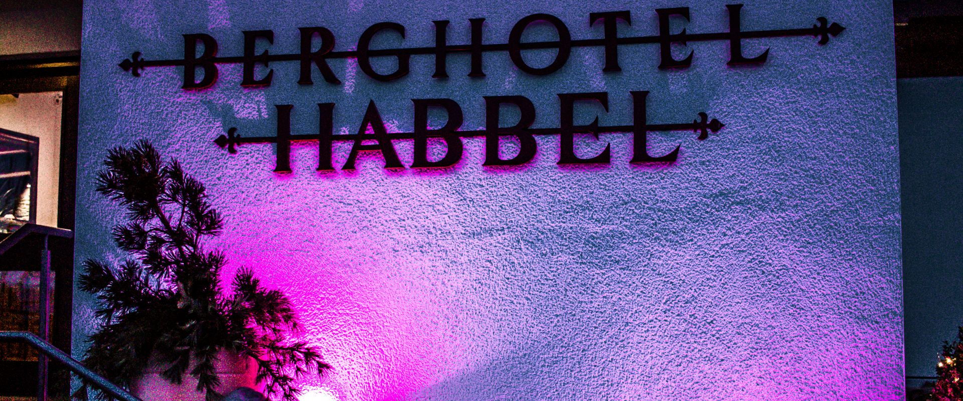 Berghotel Habbel Logo an der Außenwand